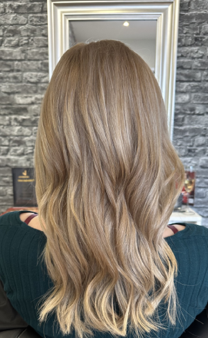 Frau mit welligen blonden Haaren