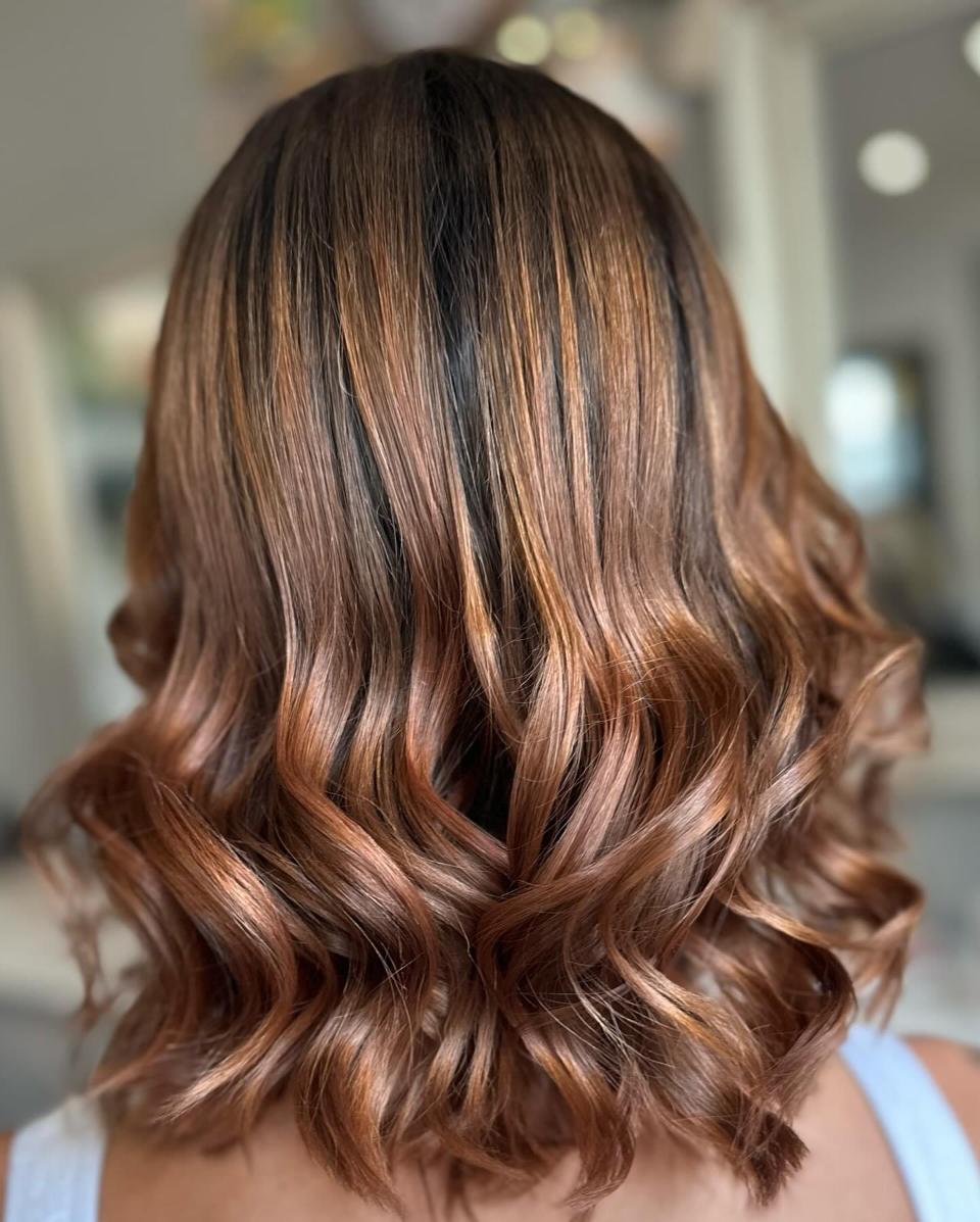 Frau mit welligen braunen Haaren