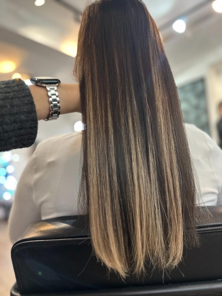 Frau mit glatten braunen Haaren