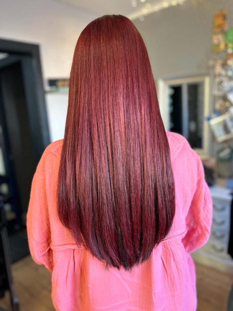Frau mit glatten roten Haaren