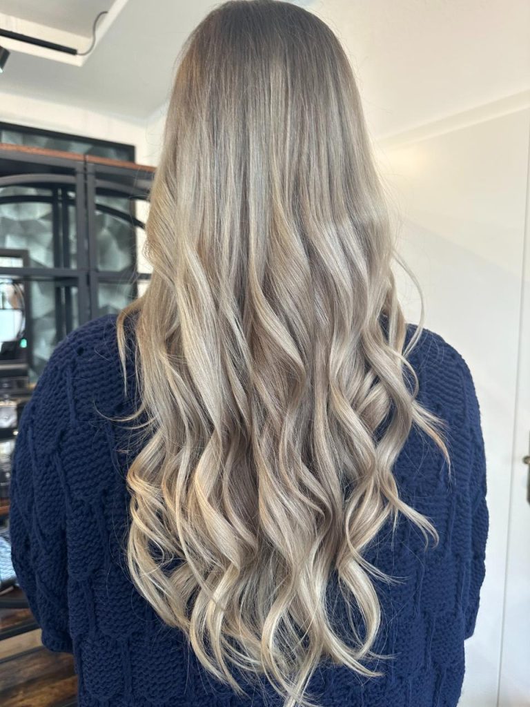 Frau mit welligen blonden Haaren